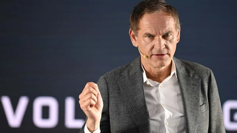 El máximo responsable de Volkswagen, Oliver Blume, avisa: "necesita recortes drásticos para seguir siendo competitiva"