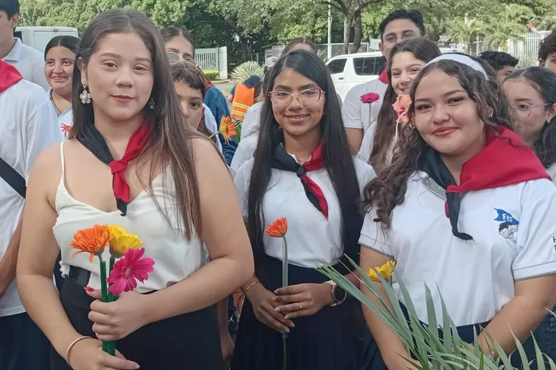 Jóvenes honran legado de mártires en Día Nacional del Estudiante