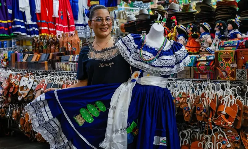 Desfiles patrios impulsarán venta de uniformes y huipiles