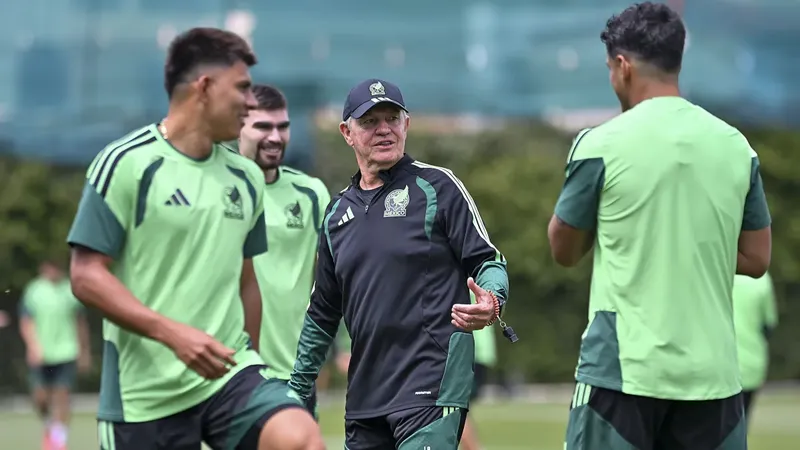 El drama de Javier Aguirre con el horario y dos lesionados clave ante Inglaterra