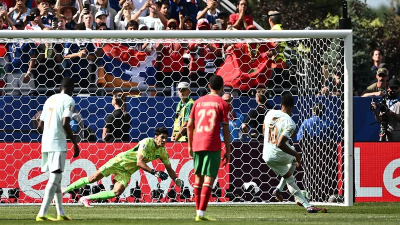 Grosero error de Kylian Mbappé desde el manchón penal