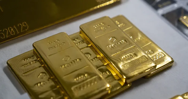 El oro extiende su caída ante temores de inflación y dudas sobre las tasas de la Fed