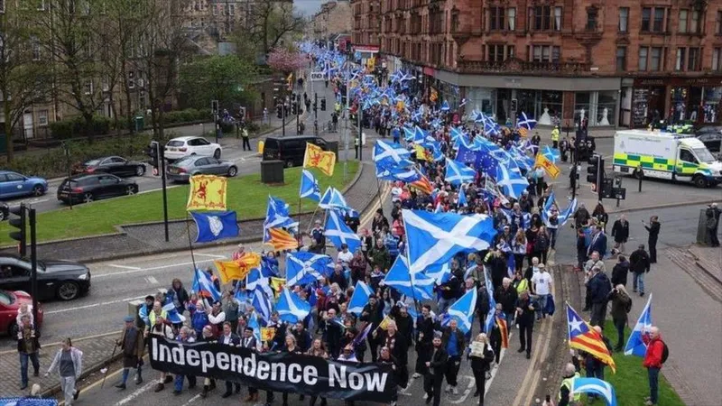 Parlamento de Escocia aprueba pedir a Londres un nuevo referéndum de independencia
