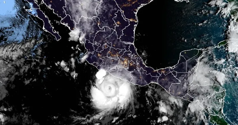 Huracán Polo desciende a categoría 4 mientras bordea las costas del Pacífico de México