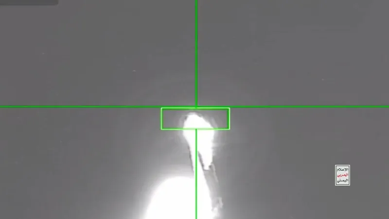 VIDEO: Hutíes muestran la caída y los restos en llamas de un caza saudí F-15 derribado