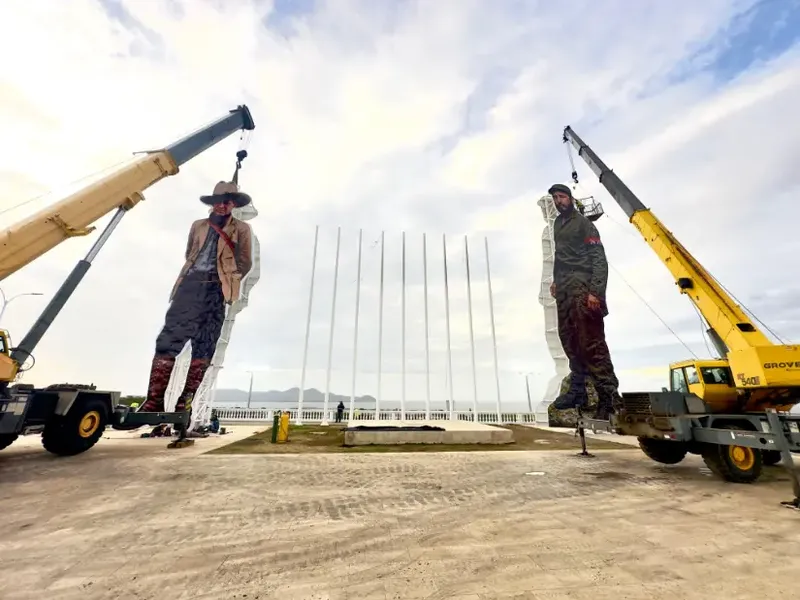Avanzan obras de instalación de las esculturas de Sandino y Fidel