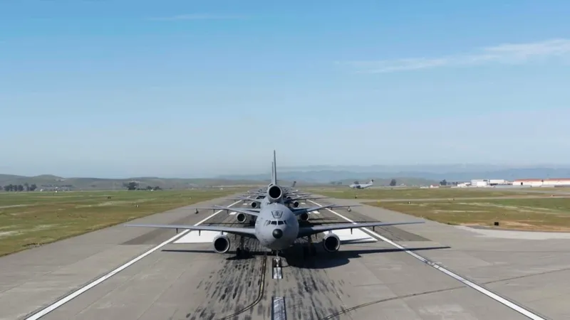 EE.UU dejó a un avión sin GPS durante más de cuatro horas sobre el Pacífico. Para saber dónde estaba, no miró al cielo: leyó un mapa invisible bajo sus alas