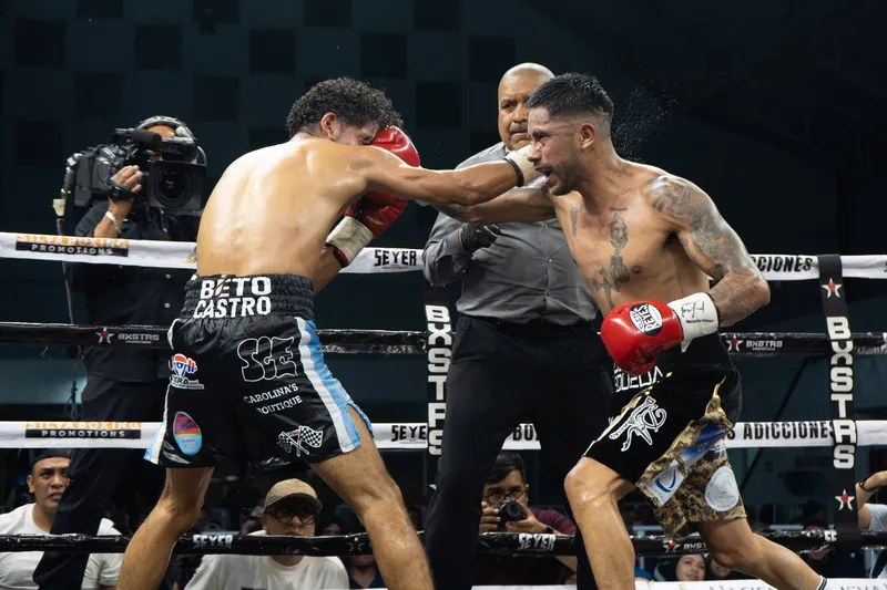Mosqueda y Márquez sobresalen en noche de boxeo en Ecatepec