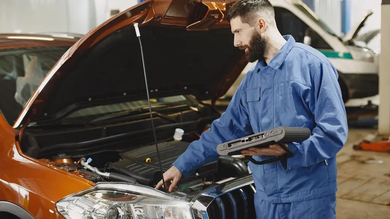 El contundente informe que asusta a los talleres mecánicos: 200.0000 € por adaptarse al coche eléctrico, que les hace ganar menos dinero