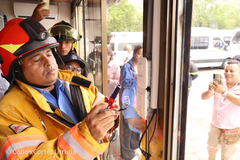 Bomberos inspeccionan seguridad en mercado Israel Lewites