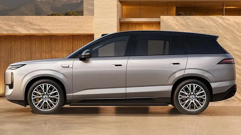 Antes solo era híbrido, pero ya no: BYD lanza su SUV eléctrico más pijo de 5,2 metros, 6 asientos y con 1.210 caballos