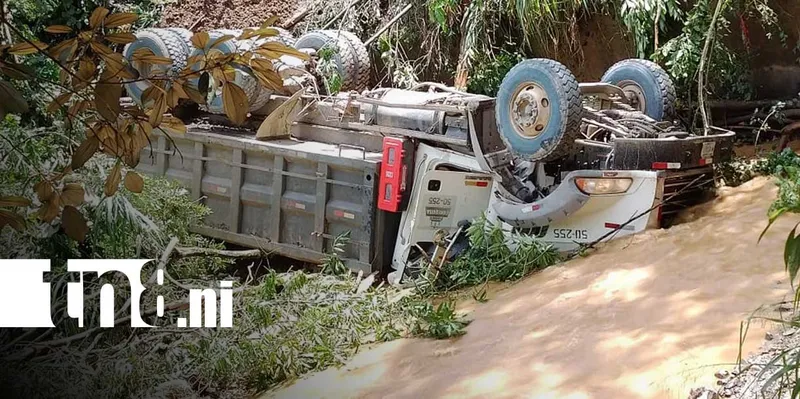 Conductor de camión resulta lesionado tras caer a un abismo en Chontales