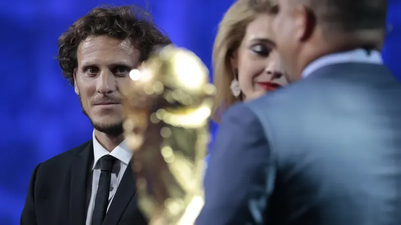 El histórico Diego Forlán asumirá la dirección técnica de Uruguay tras la salida de Bielsa