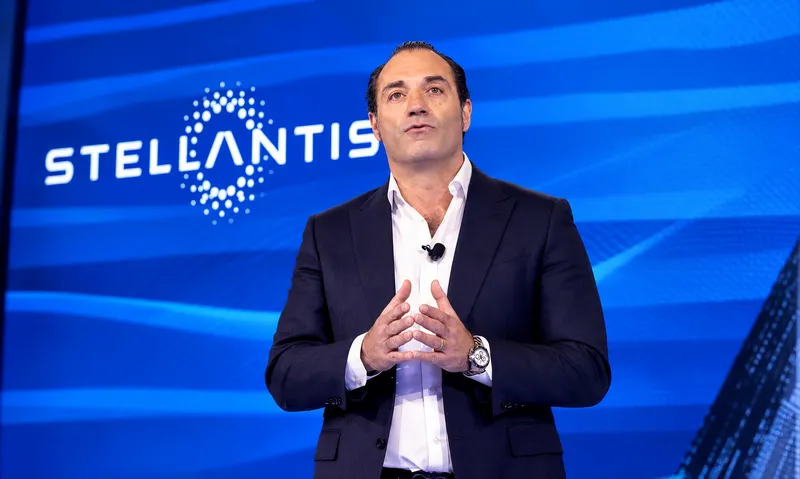 El CEO de Stellantis explica por qué cambió su estrategia con el coche eléctrico: "Estábamos anclados a una ideología"
