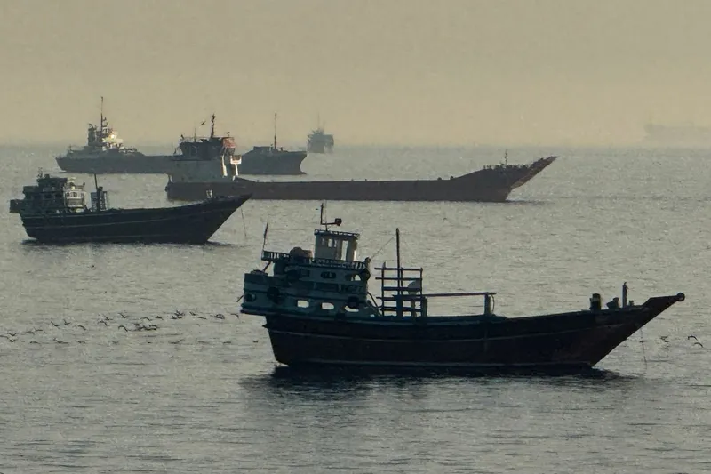 Precios de petróleo suben ante dudas sobre avances en negociaciones de paz entre EU e Irán