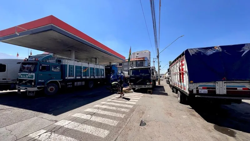 La escasez de combustible en Bolivia provoca largas filas de conductores en las gasolineras