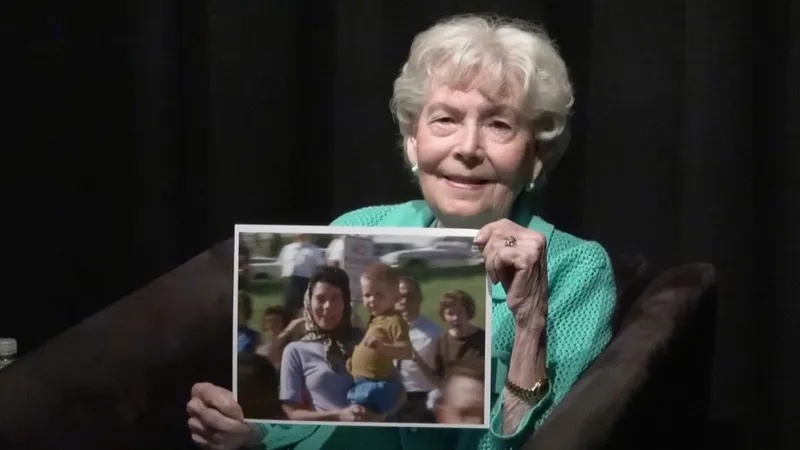 Hallan a la misteriosa mujer del video del asesinato de JFK 62 años después (FOTOS)