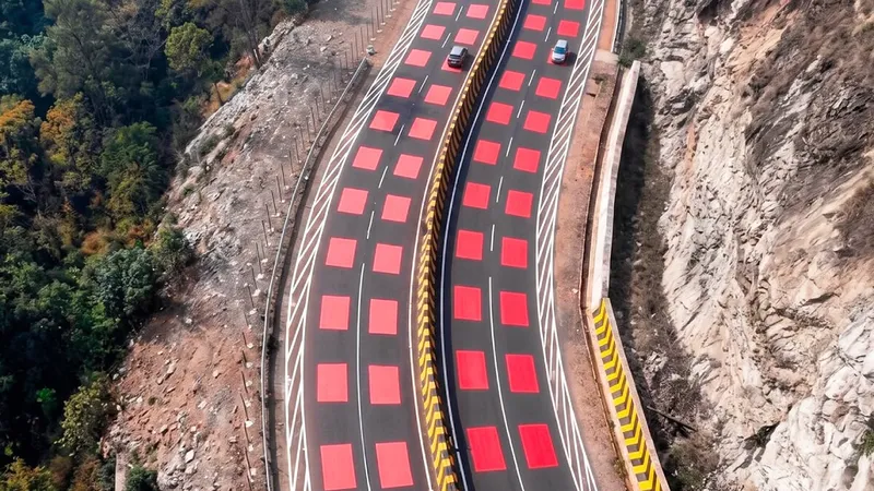 Este país ha pintado de rojo 2 km de carretera y tiene un objetivo que no es la decoración