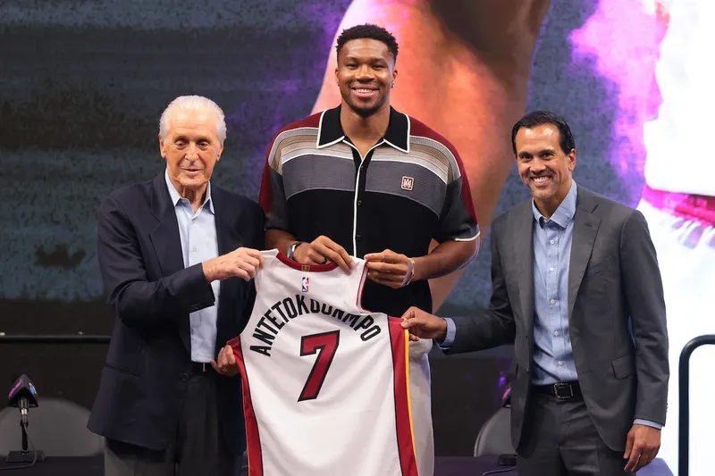 Miami Heat presenta a su nuevo dios griego