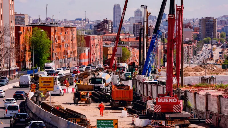 Las obras de la A5 vuelven a cortar una red troncal de fibra de Movistar incomunicando Pozuelo