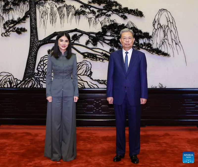 Máximo legislador de China se reúne con directora de Administración Presidencial de Uzbekistán