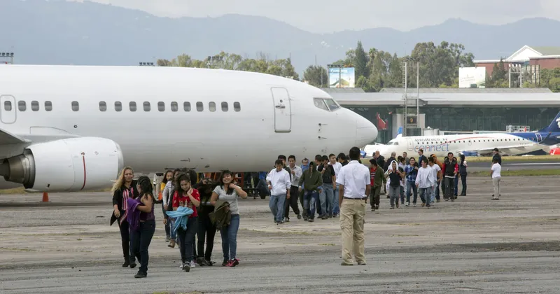 EE.UU. prepara una flota de aviones propia para acelerar la deportación de inmigrantes