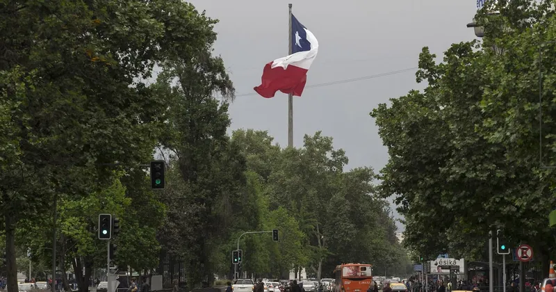 Deuda de Chile está 17 puntos del PIB por debajo de países con similar calificación