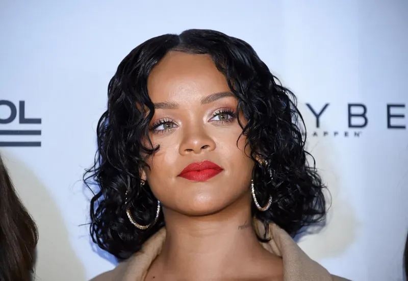 Rihanna enloquece las redes al presumir sus mejores pasos de quebradita (VIDEO)