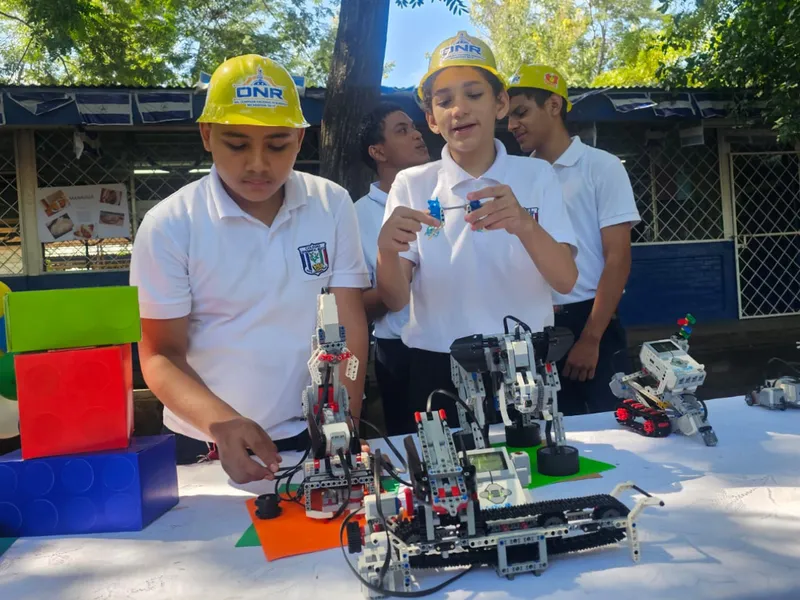 Estudiantes de educación especial presentan proyectos de robótica