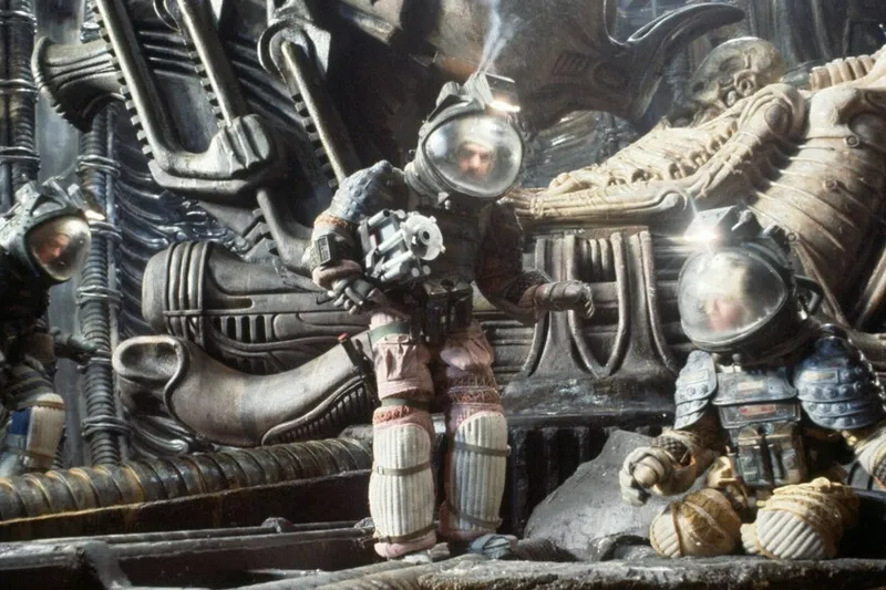Alien y esta obra maestra de Bruce Willis son, "básicamente", la misma peli. Suena ridículo, pero alguien lleva días convenciéndonos del tema