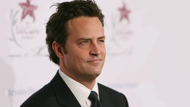 Condenan a 3 años 5 meses de prisión a exasistente de Matthew Perry de ‘Friends’ por INYECTARLE ketamina