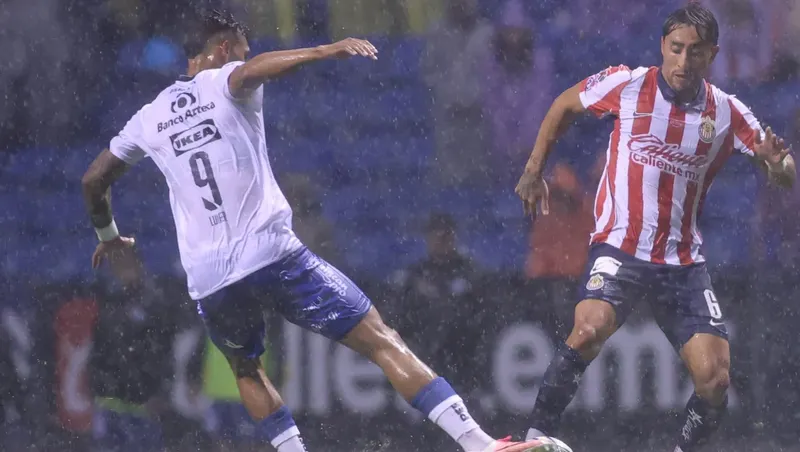 El dinero pesa más que el espectáculo y obliga a Puebla y Chivas a jugar debajo de un diluvio