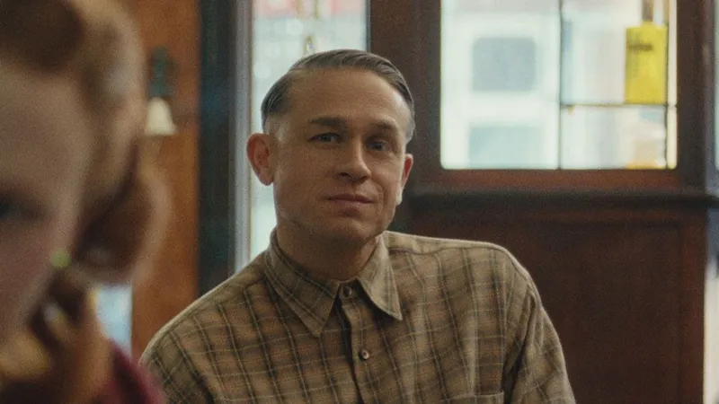 Charlie Hunnam (46 años): “Volvía a casa del mundo más oscuro y me pasaba literalmente tres horas jugando con gatitos”
