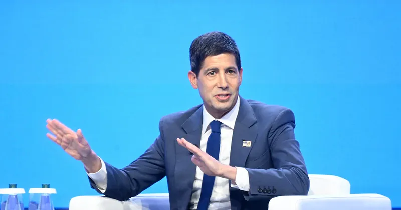 Warsh refuerza las expectativas de que la Fed mantendrá las tasas sin cambios en octubre.
