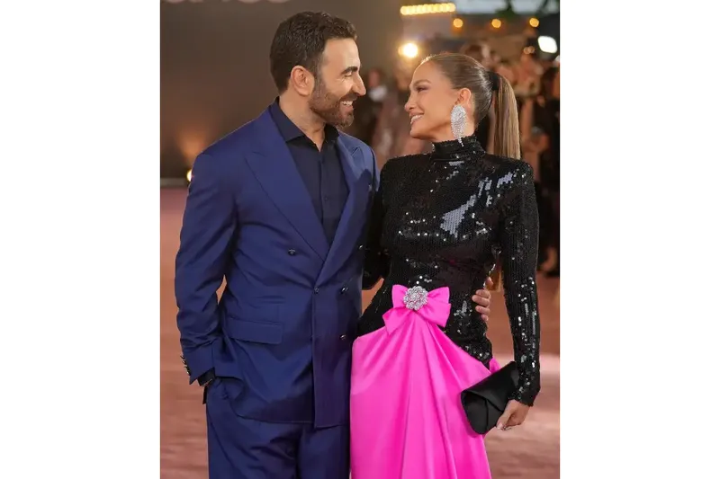 Jennifer Lopez y Brett Goldstein estarían saliendo