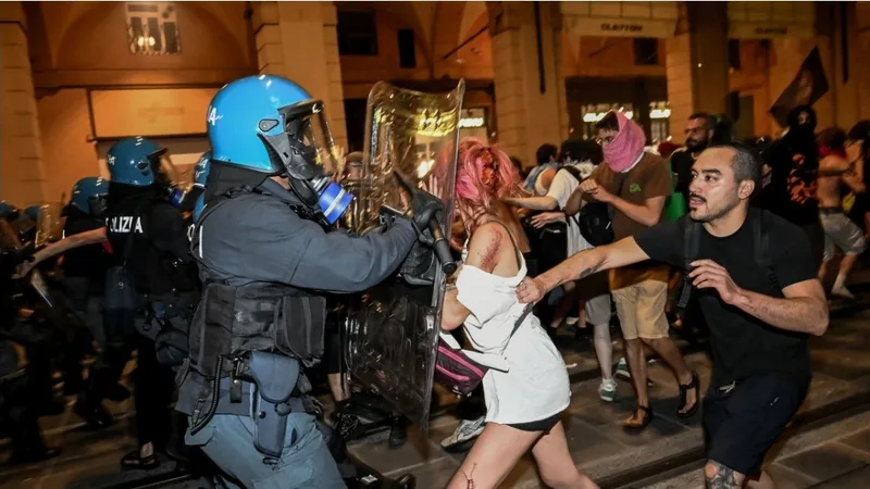 La muerte de un marroquí inmovilizado por la policía provoca violentas protestas en Italia