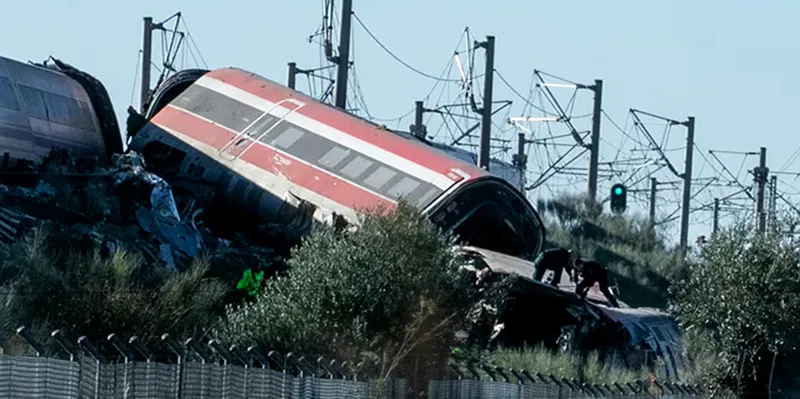 España: choque de dos trenes de pasajeros deja decenas de muertos y heridos en...