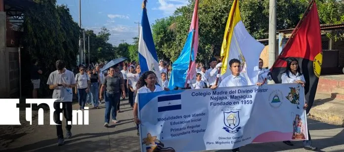 Tercer desfile escolar llena de color y tradición las calles del Distrito Tres de...