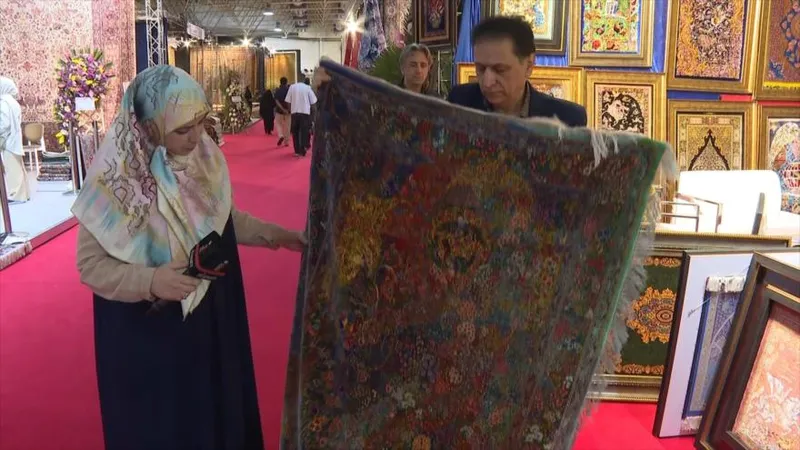 Teherán exhibe riqueza cultural de Irán en 33.ª Feria de Alfombras Artesanales