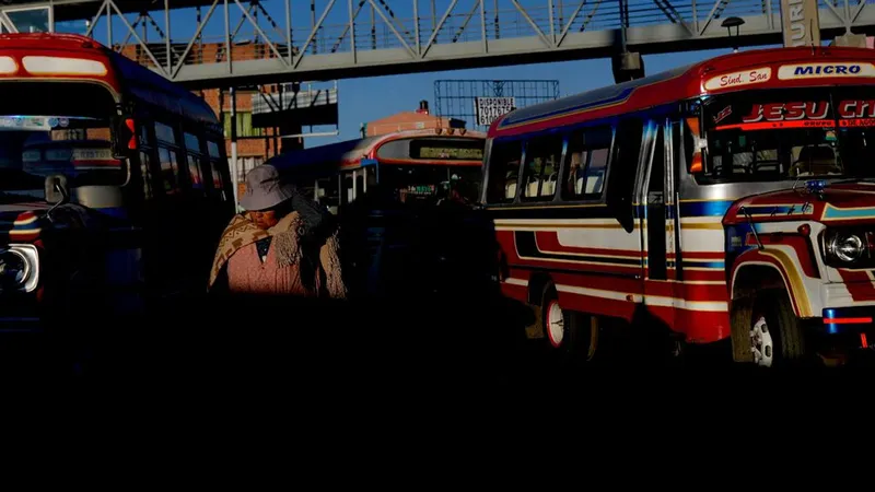 Sigue la tensión en Bolivia: choferes aún hacen largas filas para obtener combustible