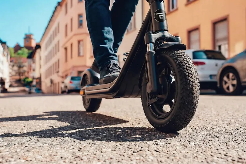 Con 100 kilómetros de autonomía y doble suspensión, un patinete quiere acabar con la idea de que solo es "para la ciudad"