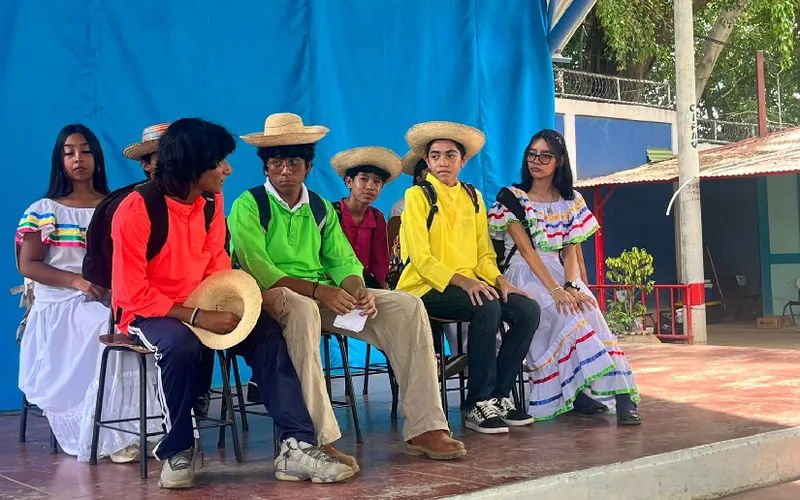 Estudiantes promueven el huipil como símbolo de la tradición cultural