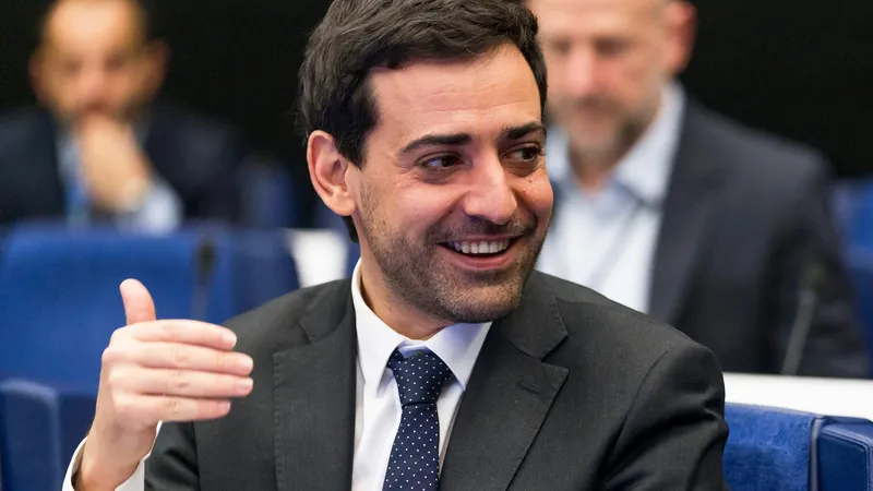 El vicepresidente europeo Stephane Séjourné aplaude la producción local de este barato coche eléctrico
