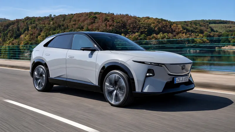 Mazda lleva su filosofía japonesa a un SUV eléctrico de 484 km de autonomía, tracción trasera y 548 litros entre sus dos maleteros