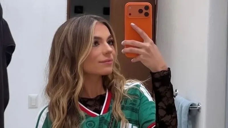 Sofía Castro se hace viral en el Mundial 2026 con un espectacular penacho de plumas
