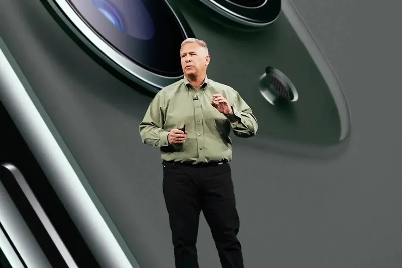 Adiós a Phil Schiller, el alma de las keynote de Apple que llegó a saltar al vacío en pleno directo