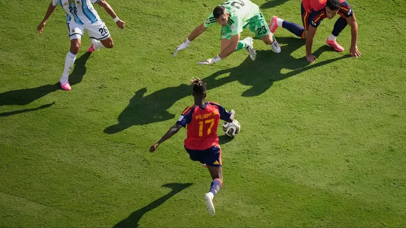 Escándalo en la final: Anulado un gol de Nico Williams por supuesta falta