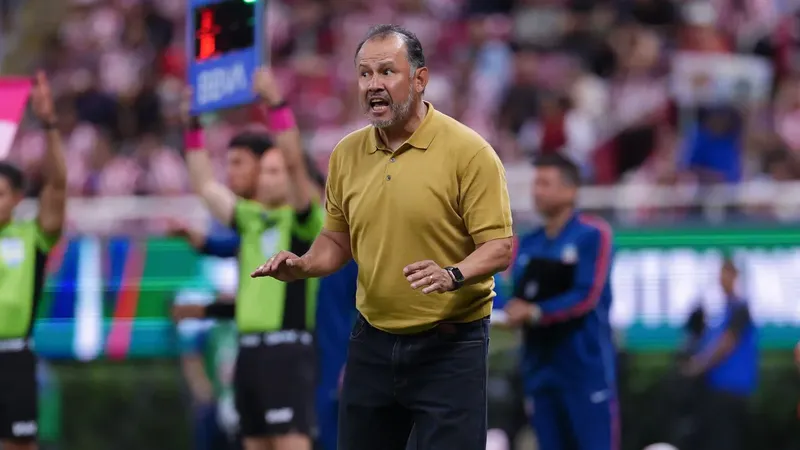Juan Reynoso se va contento de la derrota contra las Chivas