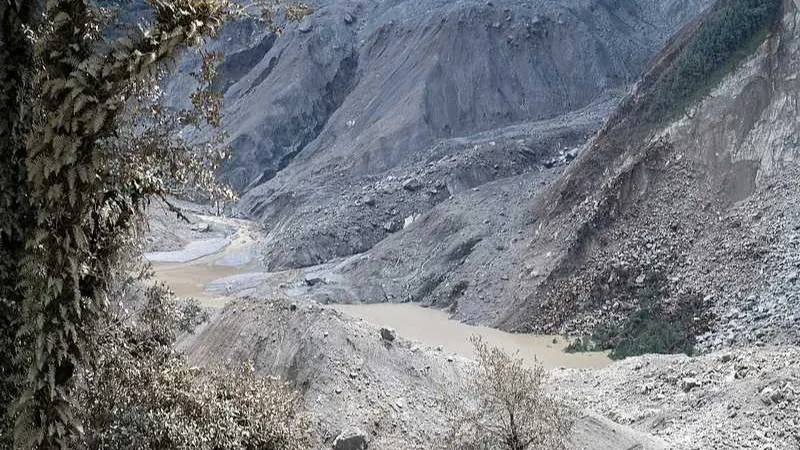 Los equipos de rescate chinos evalúan el riesgo que supone el lago formado por el deslizamiento en Gyirong
