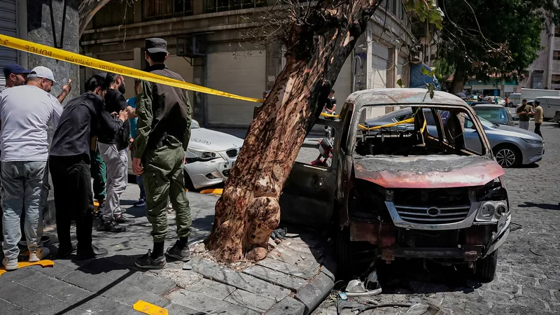 Dos explosiones sacuden Damasco durante visita de Macron